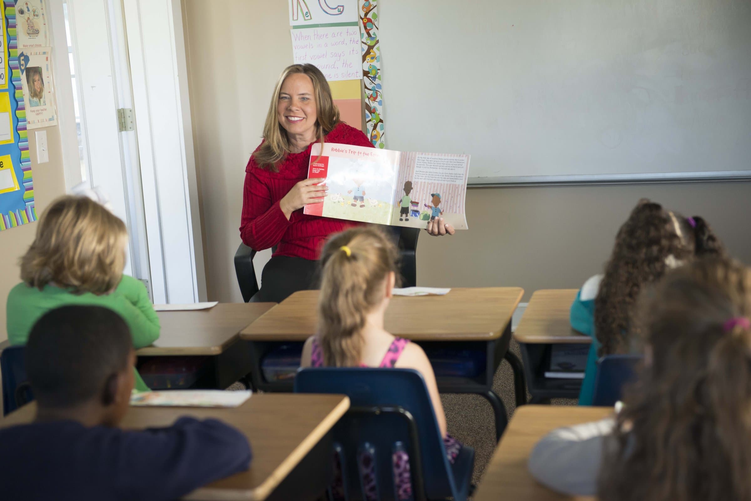Suzanne Miles reading to elementary school students